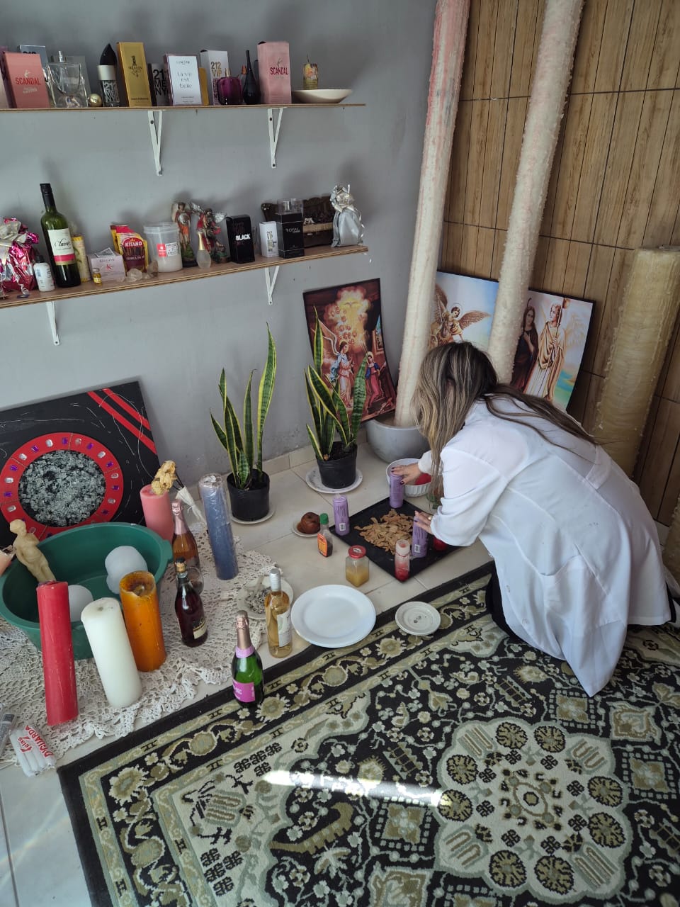 Marina Luz preparando oferendas em ritual espiritual