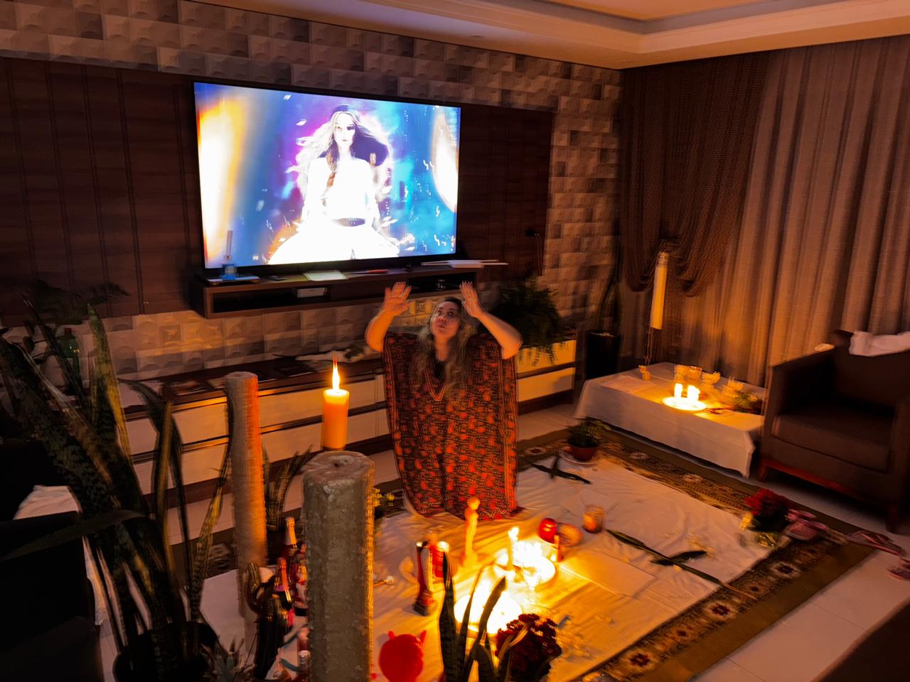 Marina Luz conduzindo um ritual espiritual à luz de velas